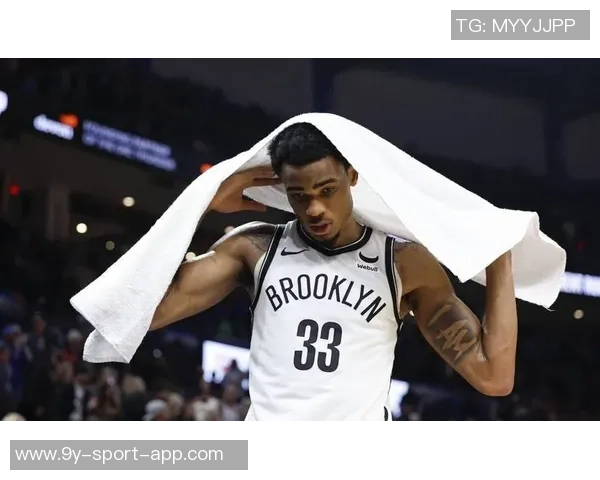 克拉克斯顿内线表现抢眼15分钟内高效拿下11分并抢8篮板